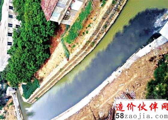 小区生活污水直排北渠河 染黑半条河_副本.jpg