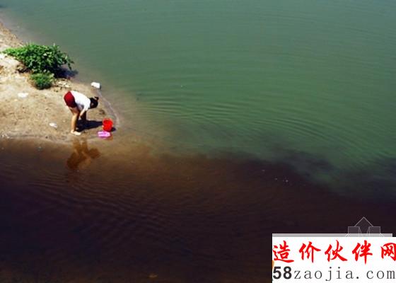 山东潍坊下游河水成铁锈色_副本.jpg
